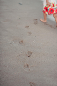 沙滩上的人类脚印