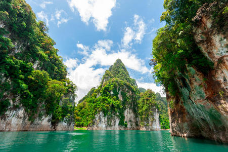 碧绿碧水石山美景