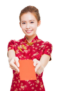 年轻漂亮的亚洲女人给有钱人送红包