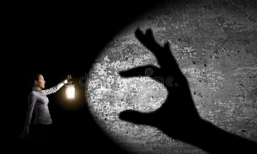 在黑夜中迷失迷失的女人迷失的狗丢单浅褐色皮肤的女孩穿着时髦的配饰