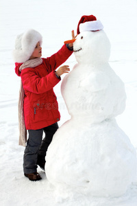 笑女孩塑造大雪人