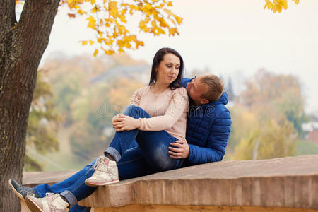 一对年轻的情侣在温暖的秋日里相望