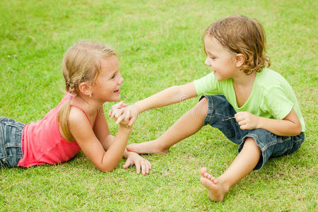 两个快乐的孩子在草地上玩耍
