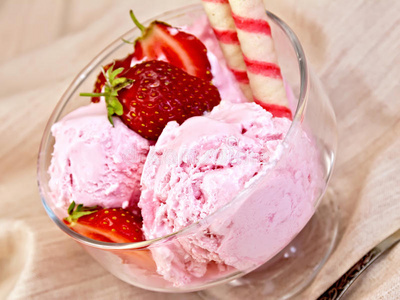 草莓冰淇淋配华夫饼玻璃碗