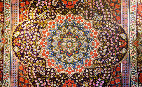 美丽的东方波斯地毯的中心碎片，纹理丰富多彩