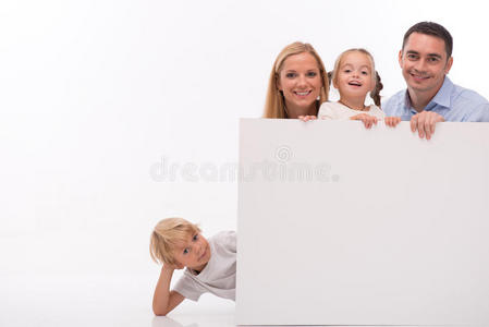 白色背景下与世隔绝的幸福家庭