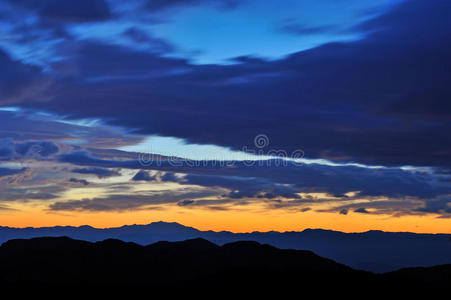 黄昏 全景 轮廓 日落 巴尔干半岛 紫色 太阳 暮光 夏天