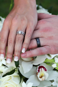 结婚戒指和鲜花