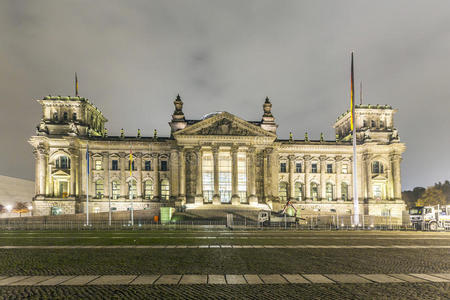 德国柏林的国会大厦或联邦议院大楼，晚上