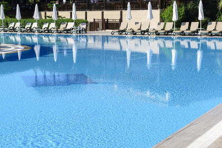 热带酒店美丽的游泳池