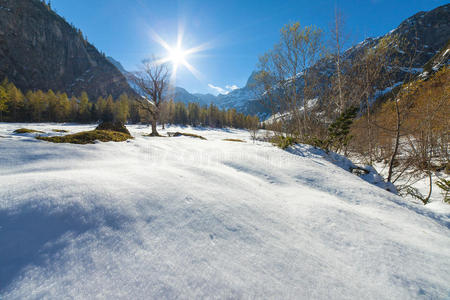 深秋时节雪山的风景