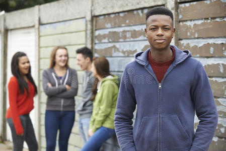 一群青少年在城市环境中闲逛