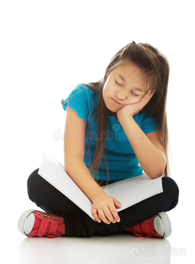 小女孩盘腿坐着学习