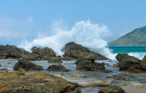 冲击岩石海岸的波浪