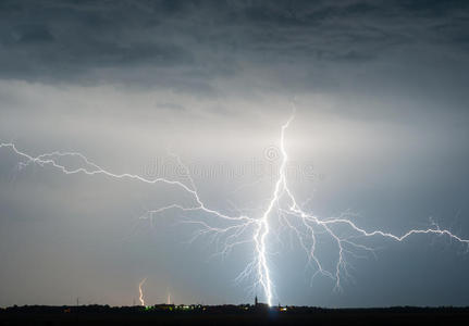 乌云密布,雷电交加照片