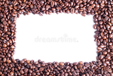 咖啡豆在一个孤立的白色背景中间