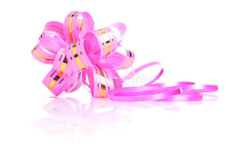 粉色礼品蝴蝶结，金色丝带隔离在白色背景上