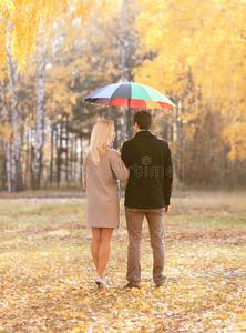 秋天，爱情，关系和人的概念年轻夫妇
