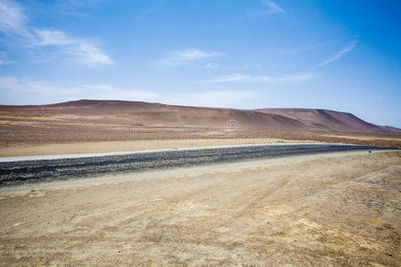 秘鲁伊卡帕拉卡斯国家公园海洋旁的沙漠公路