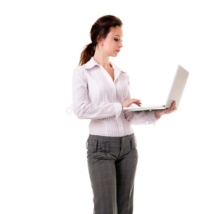 一位女商人在一台白色隔离的笔记本电脑前工作