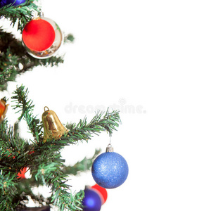 圣诞树上的蓝球被隔离了