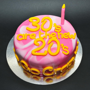 大理石蛋糕庆祝30岁生日的大理石蛋糕照片