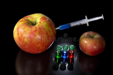 蓝色橡胶手套中对水分叶dna吸管进行分析,穿过苹果树