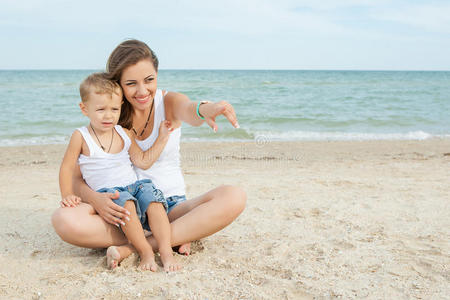 妈妈和她的儿子在海滩上玩得很开心