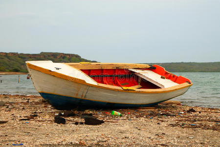 海滩上的一条彩色的旧船