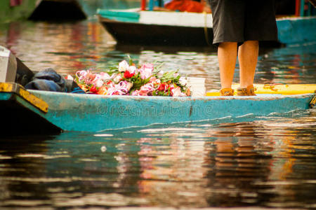 色彩斑斓的墨西哥贡多拉在xochimilco的浮动花园在m