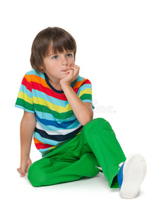忧郁的小男孩穿着条纹衬衫