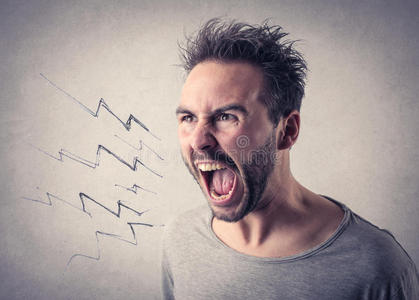 大声尖叫大声尖叫的男人照片