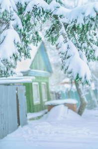 覆盖着雪的俄罗斯乡村老房子