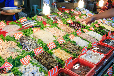 台湾高雄慈金岛街头食品市场