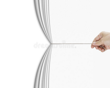 人的手拉着后面空荡荡的白色空白窗帘照片