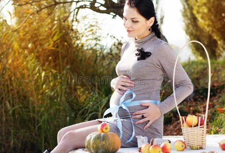 孕妇就在大自然，秋天的时候