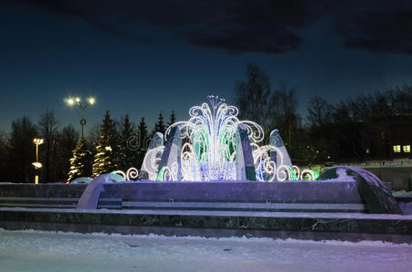 新年彩灯下的喷泉