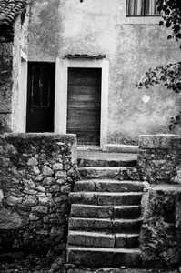 克雷斯岛贝里的旧楼梯和门