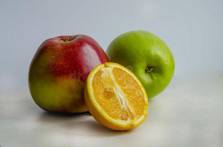 两个苹果和一个橘子