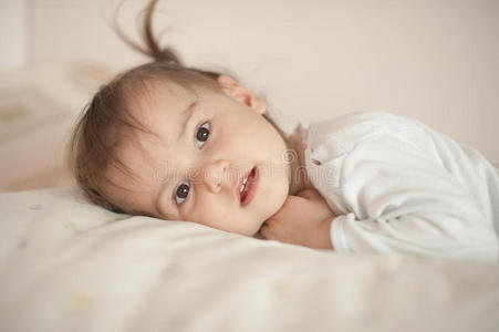 早上在床上穿着睡衣的可爱小女孩