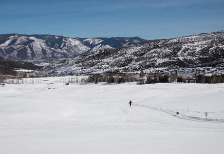 犹他州山谷里一名女子越野滑雪