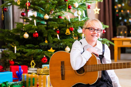 女孩在圣诞节弹吉他