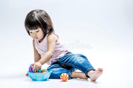 亚洲女孩玩彩球幸福的微笑的父亲佃户租种的土地婴儿在秋天的大自然中