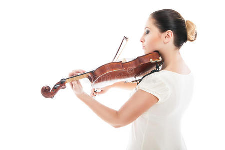 美丽的年轻女子拉小提琴在白色