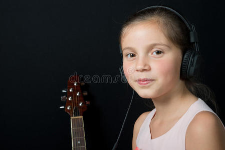 一个戴着耳机听音乐的可爱小女孩