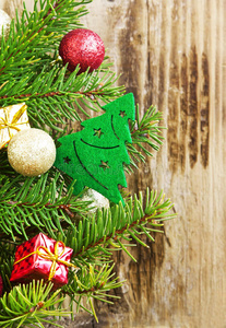 圣诞树装饰球和礼物在冷杉树