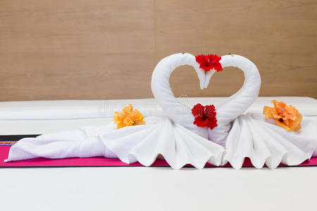 白天床床上用毛巾做的白天鹅照片