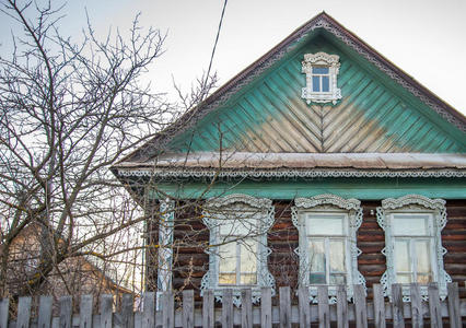 俄罗斯的老房子和树