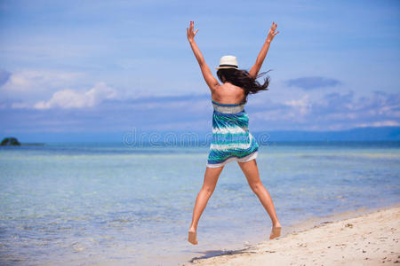 年轻漂亮的女人在海滩上玩得很开心