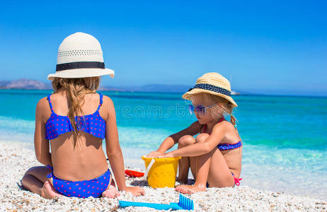 可爱的小女孩在玩沙滩玩具